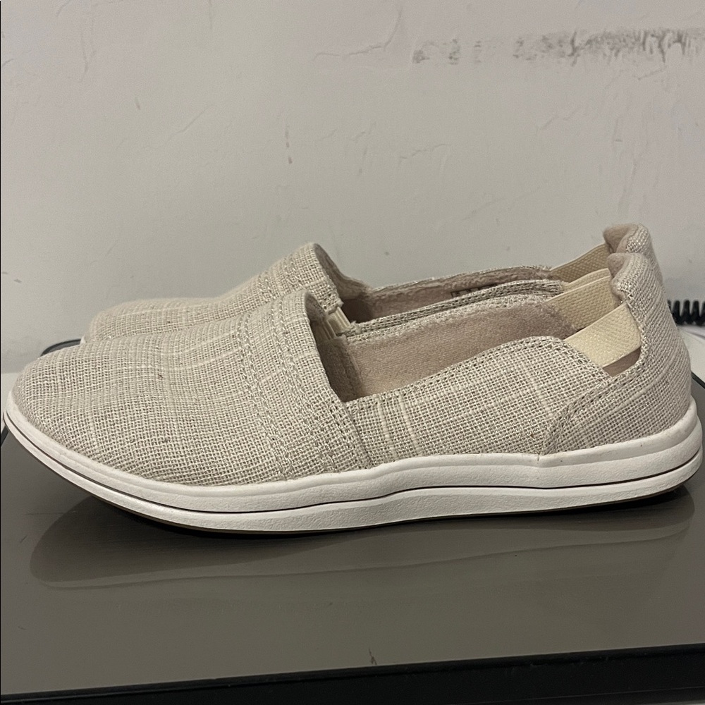Clarks Women's Beige Breeze Step II size 6 women’s